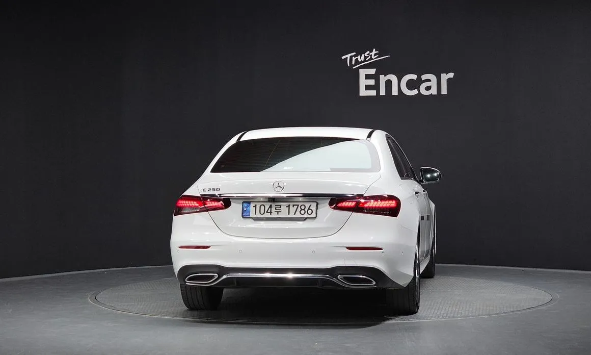Mercedes-Benz E-Class — фото 8