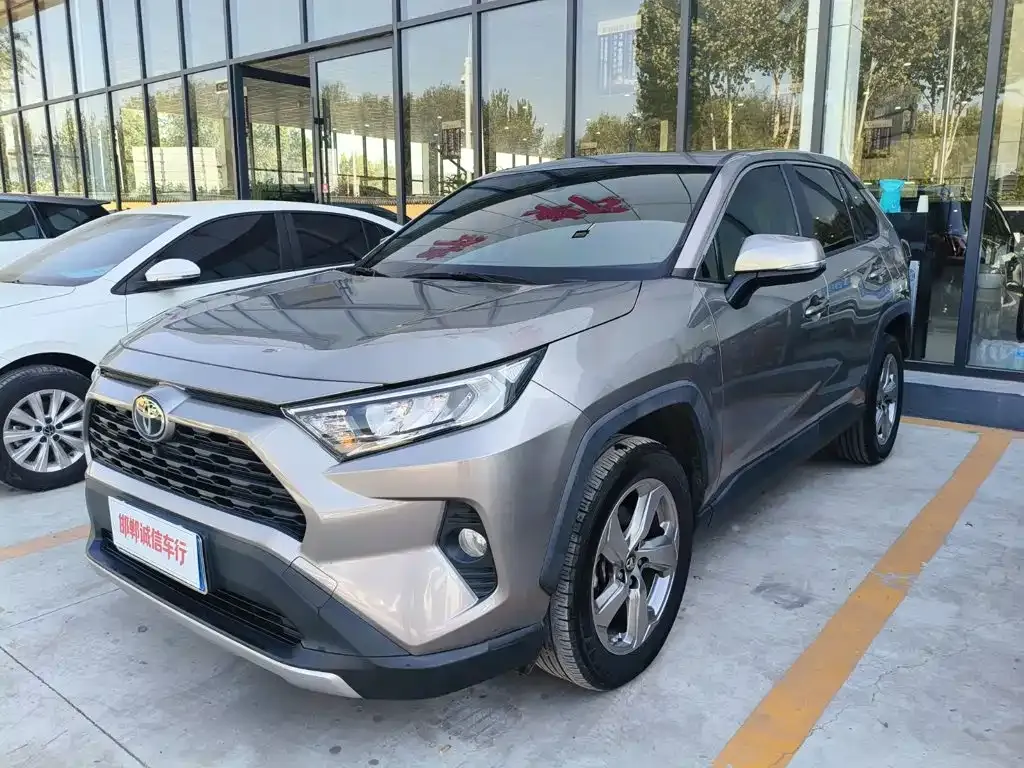 Toyota RAV4 — фото 1