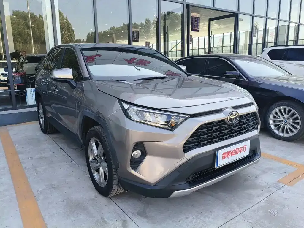 Toyota RAV4 — фото 8