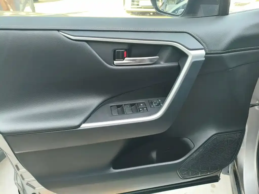 Toyota RAV4 — фото 5