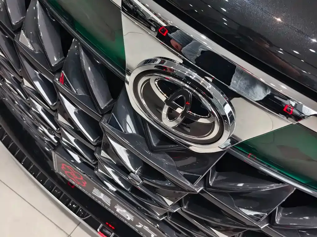 Toyota Granvia — фото 6