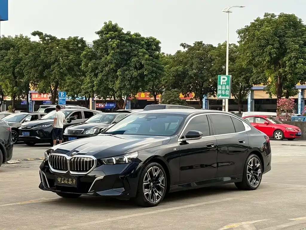 BMW 5 Series — фото 1