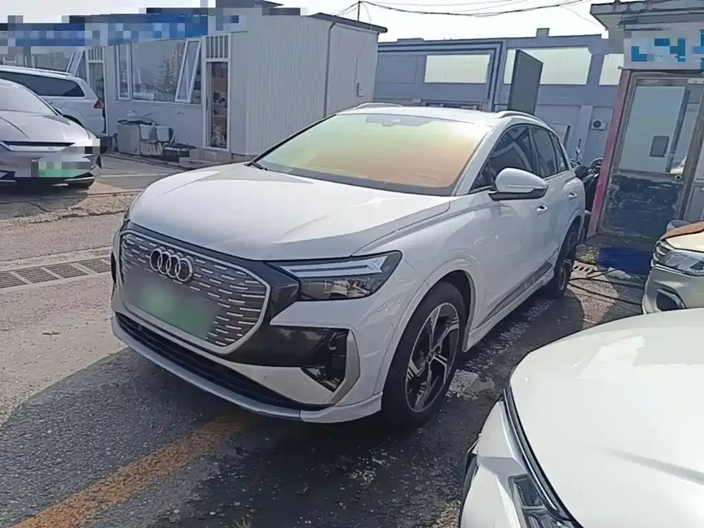 Audi Q4 e-tron — фото 1