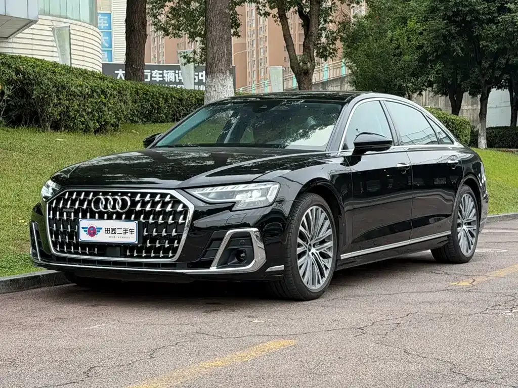 Audi A8 — фото 1