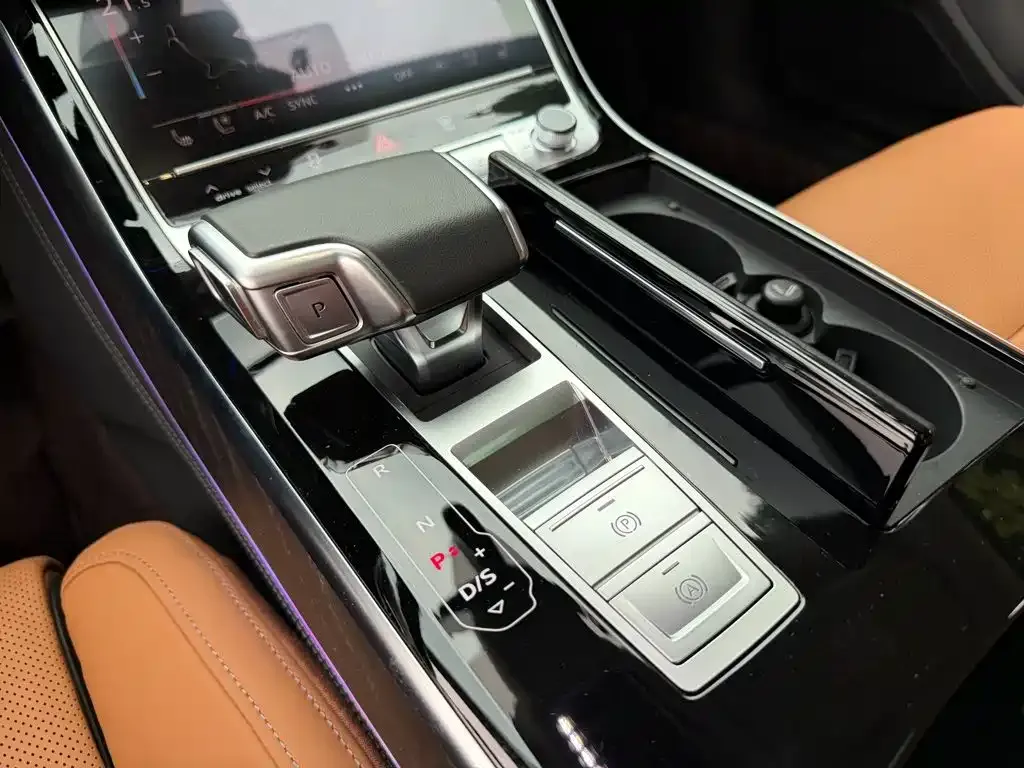 Audi A8 — фото 7