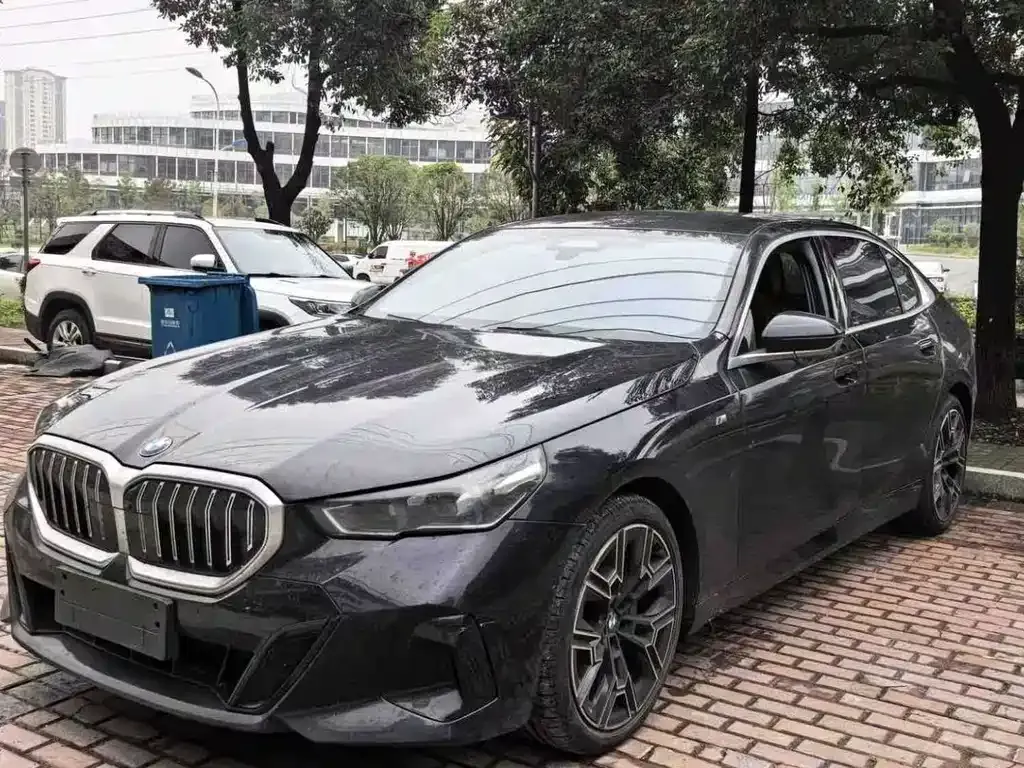 BMW 5 Series — фото 1