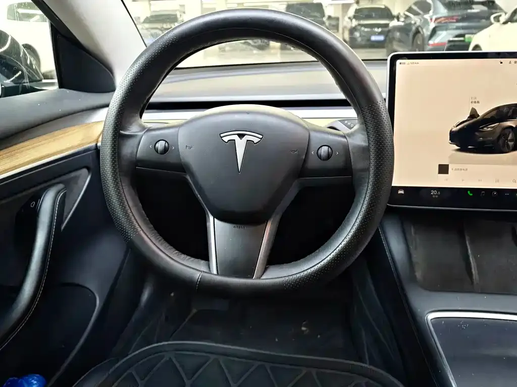 Tesla Model 3 — фото 5