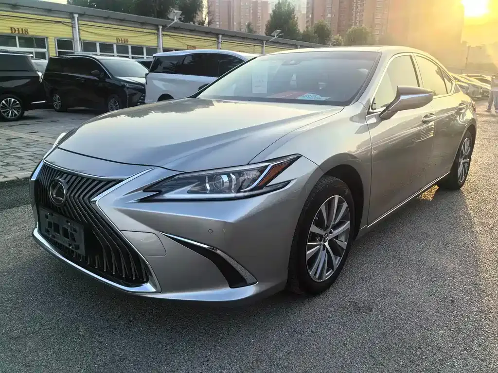 Lexus ES — фото 1
