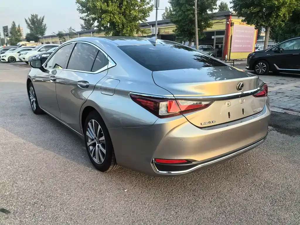 Lexus ES — фото 10