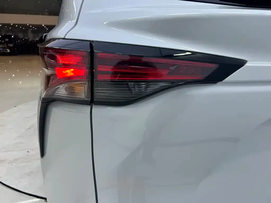 Toyota Sienna — фото 2