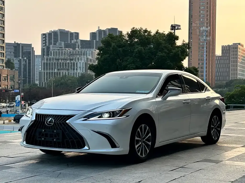 Lexus ES — фото 1
