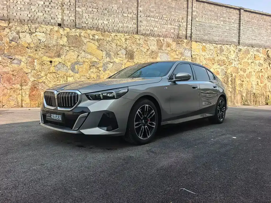 BMW 5 Series — фото 1