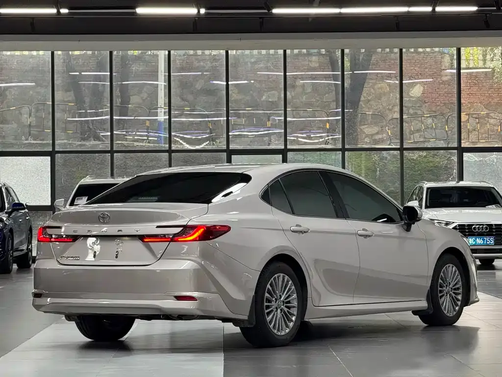 Toyota Camry — фото 7