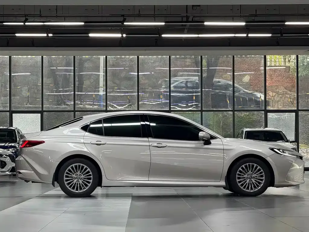 Toyota Camry — фото 2