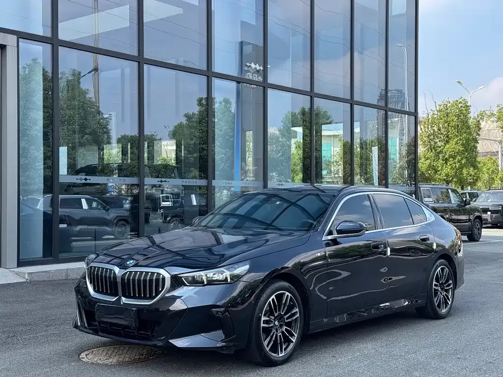 BMW 5 Series — фото 1