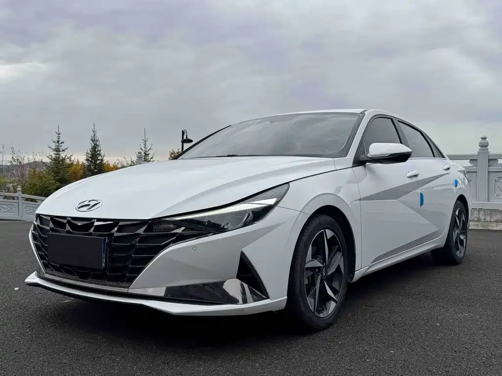 Hyundai Elantra — фото 1