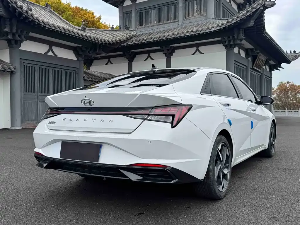Hyundai Elantra — фото 10