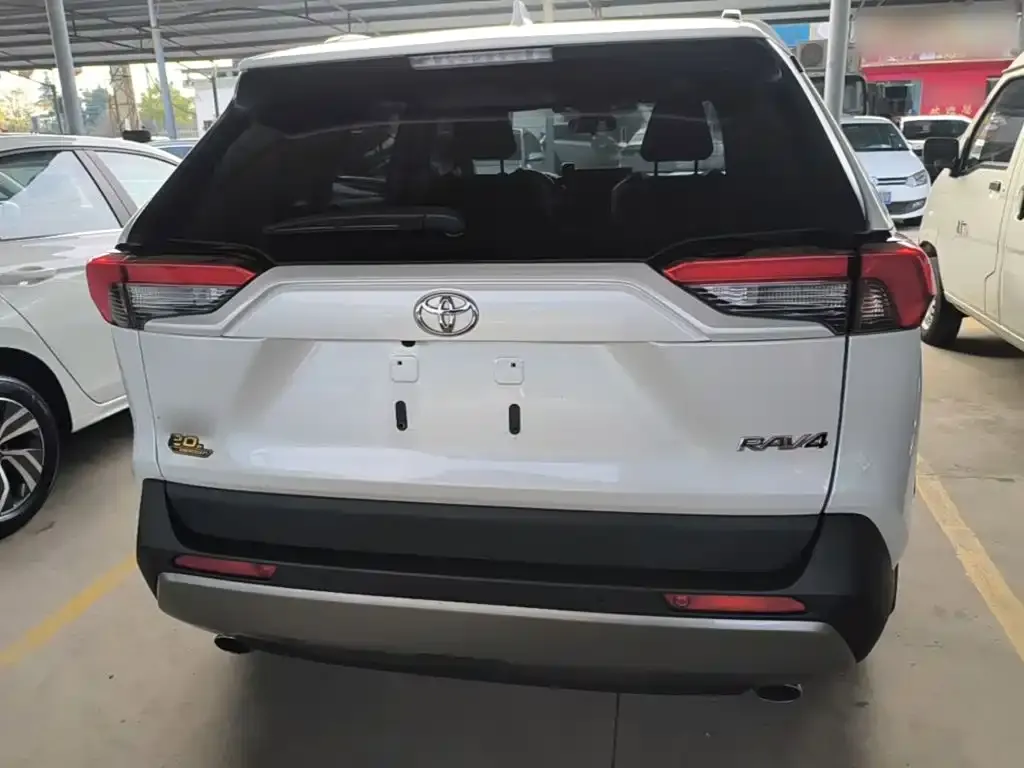 Toyota RAV4 — фото 8