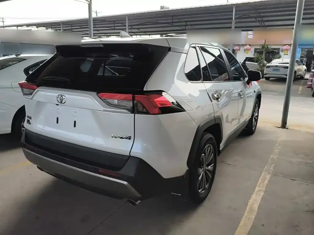 Toyota RAV4 — фото 1