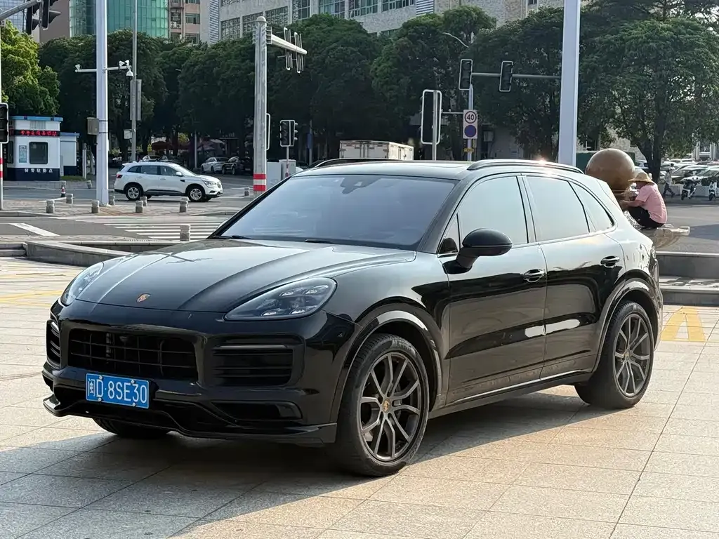 Porsche Cayenne — фото 1