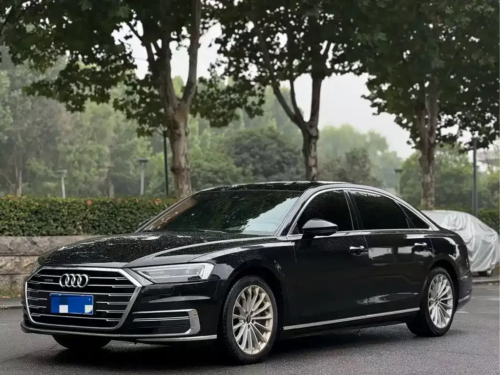 Audi A8 — фото 1