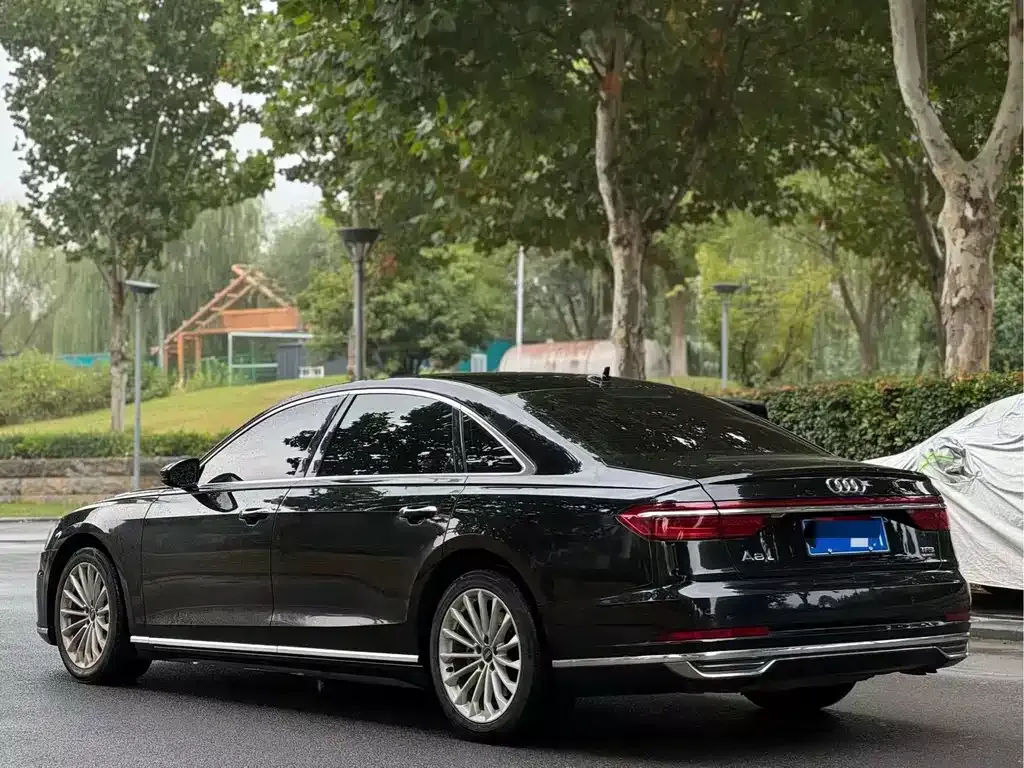 Audi A8 — фото 7