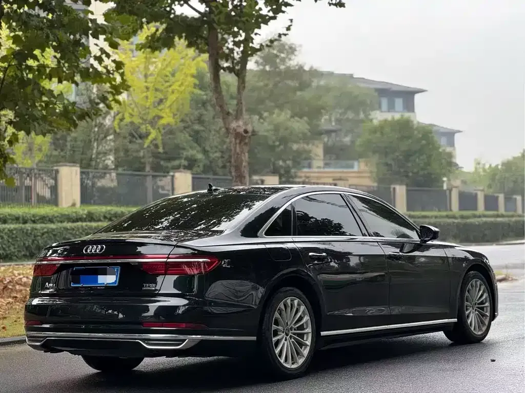 Audi A8 — фото 2