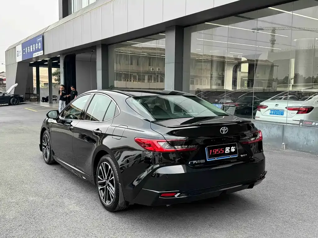 Toyota Camry — фото 2