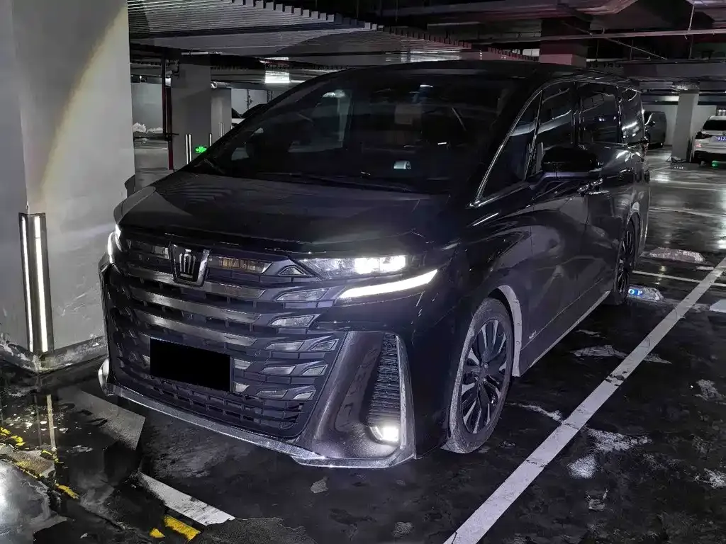 Toyota Vellfire — фото 1