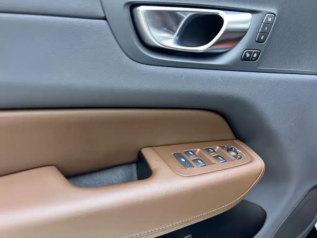 Volvo XC60 — фото 9
