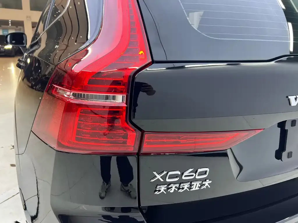 Volvo XC60 — фото 10