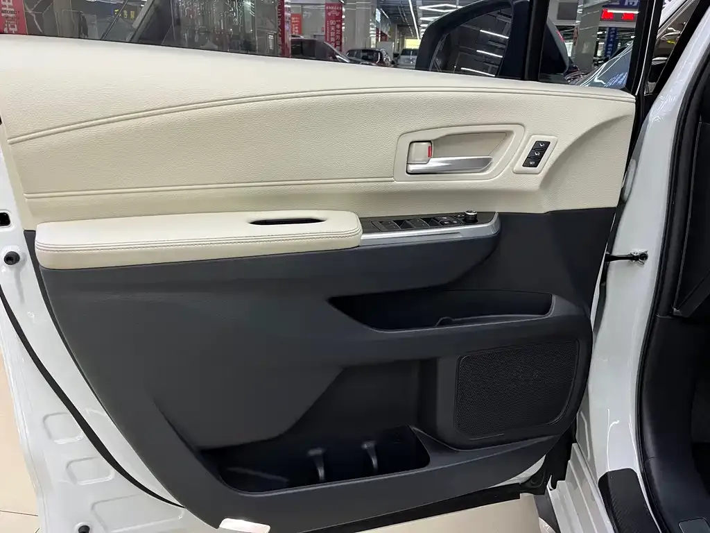 Toyota Granvia — фото 4