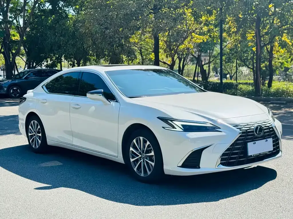 Lexus ES — фото 1