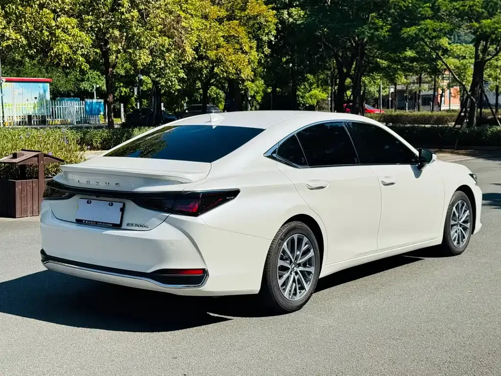 Lexus ES — фото 7
