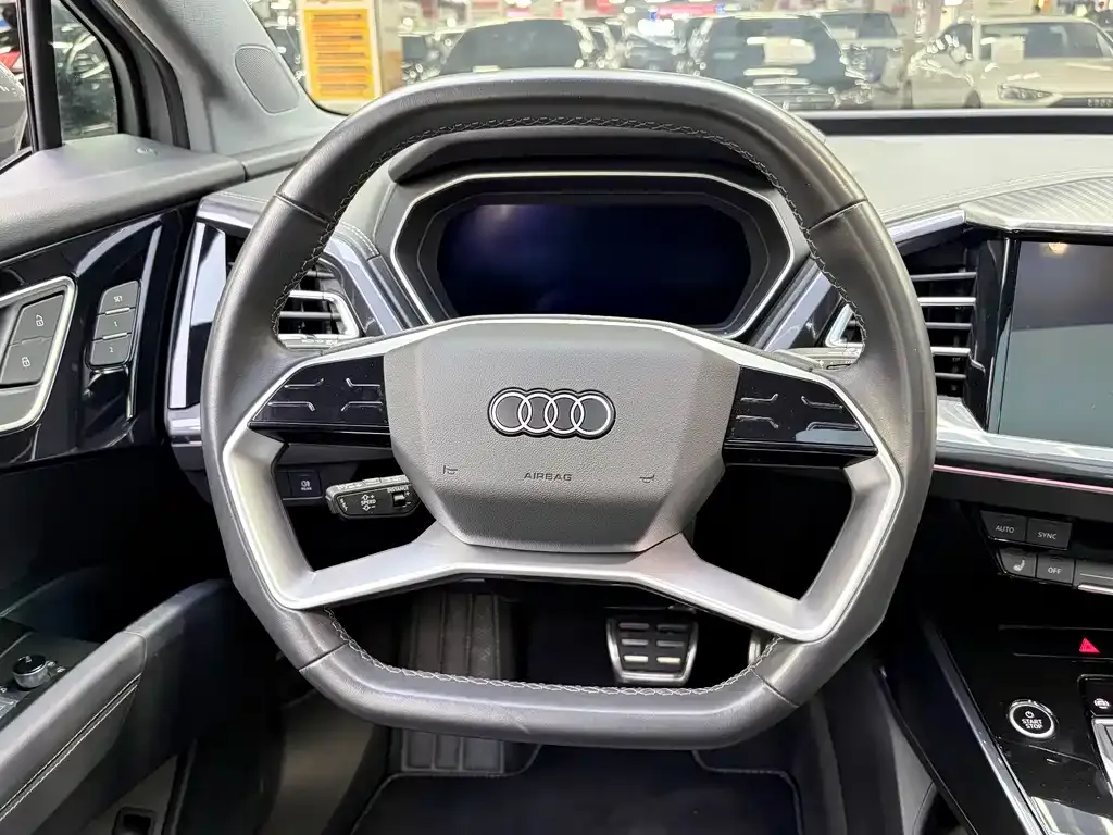Audi Q4 e-tron — фото 4