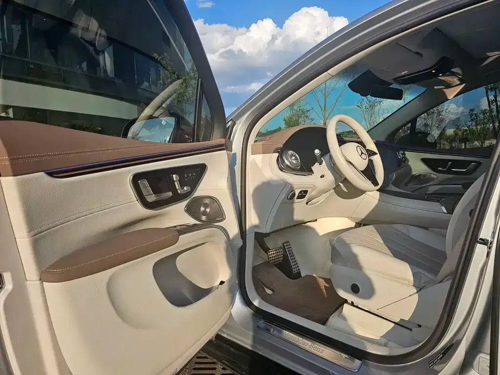 Mercedes-Benz EQS SUV — фото 6