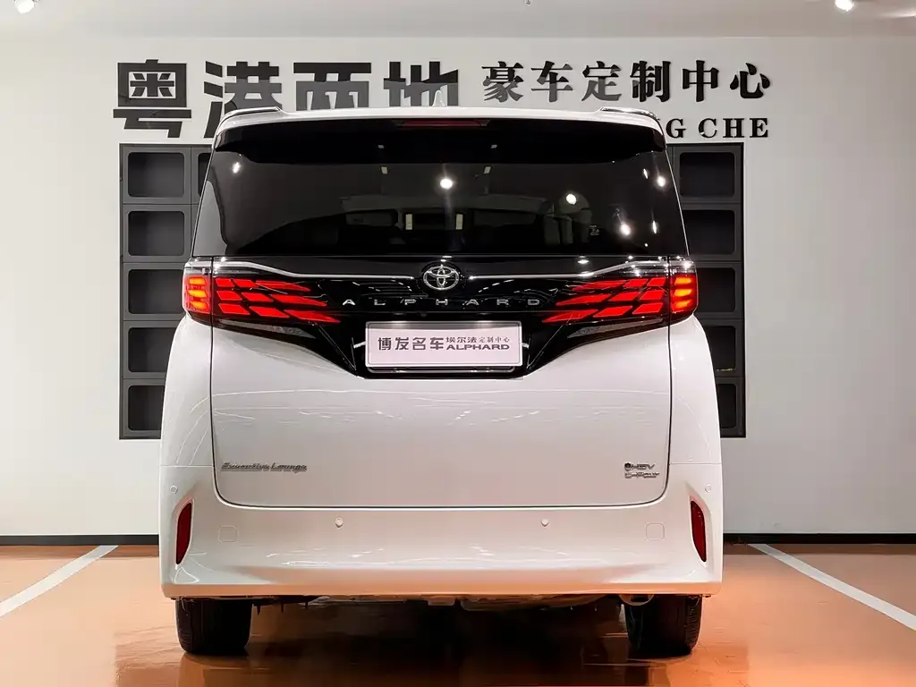 Toyota Alphard — фото 2