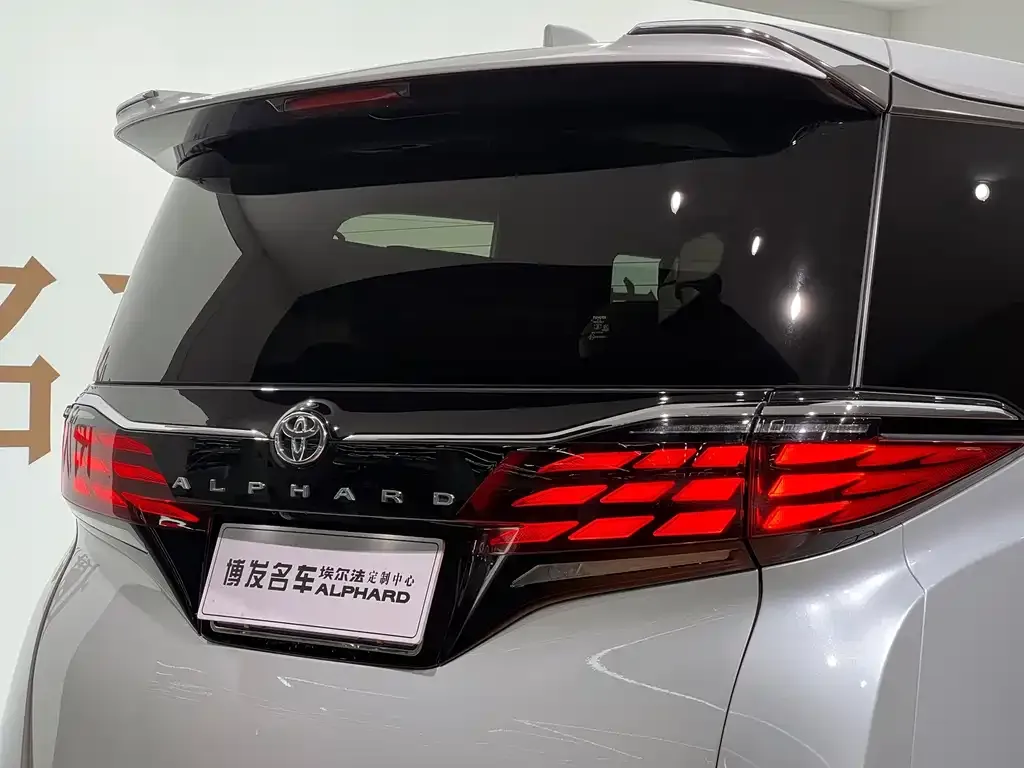 Toyota Alphard — фото 3