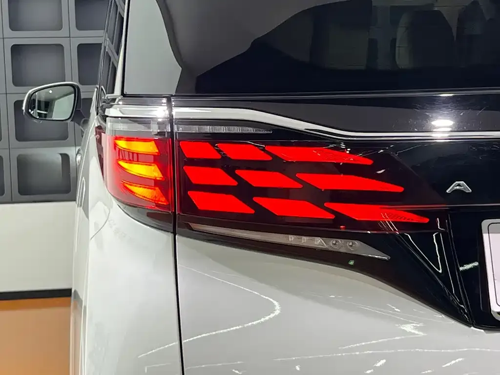 Toyota Alphard — фото 4