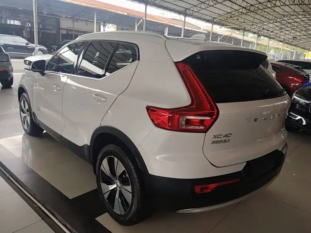 Volvo XC40 — фото 10