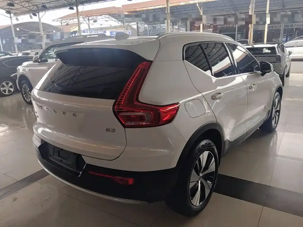 Volvo XC40 — фото 9
