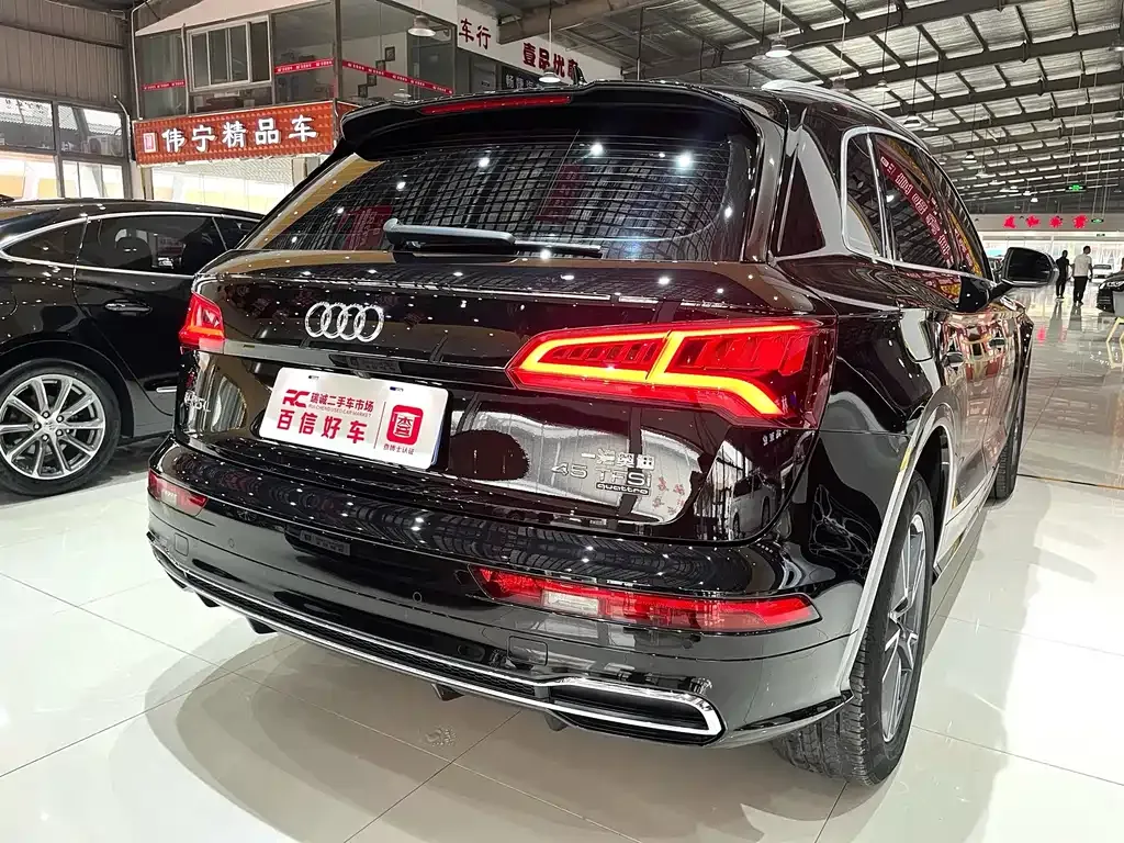 Audi Q5L — фото 6