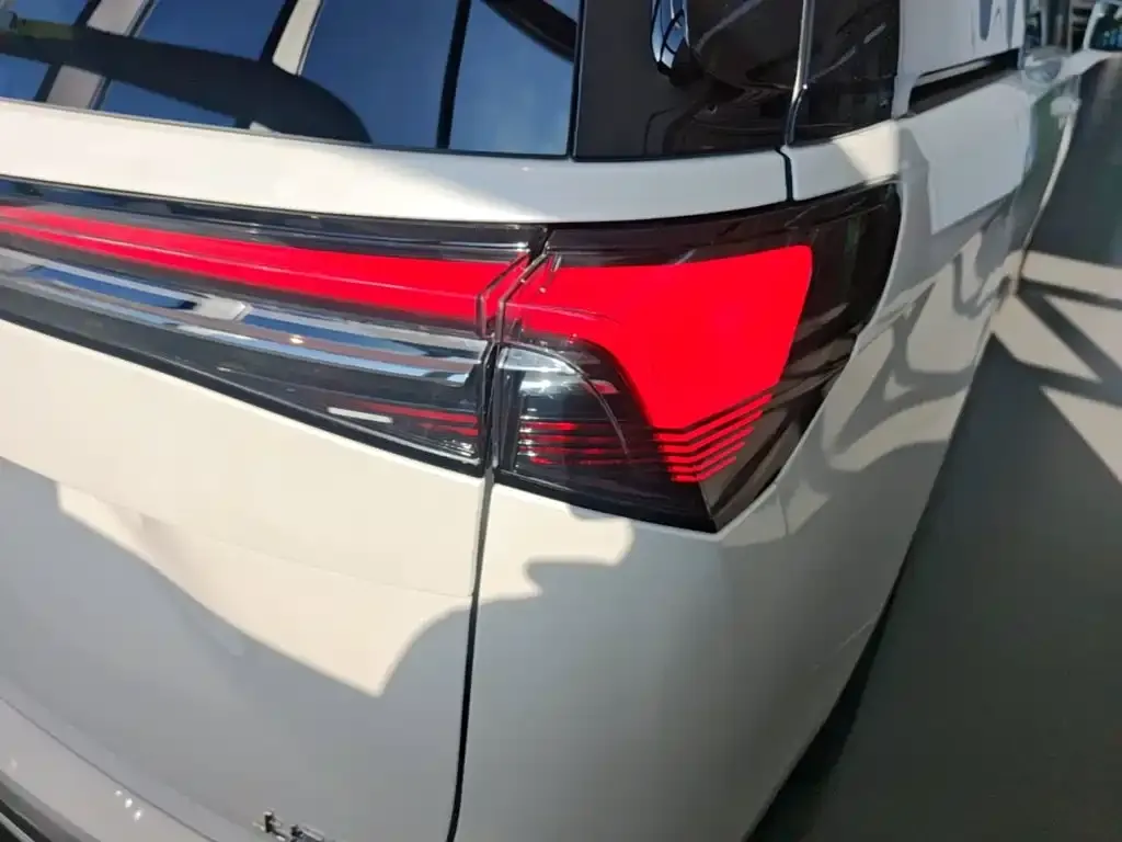 Buick GL8 Hybrid — фото 2