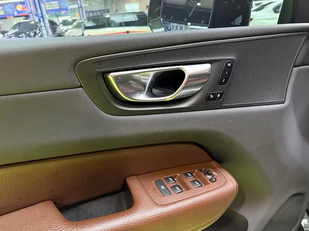 Volvo XC60 — фото 10