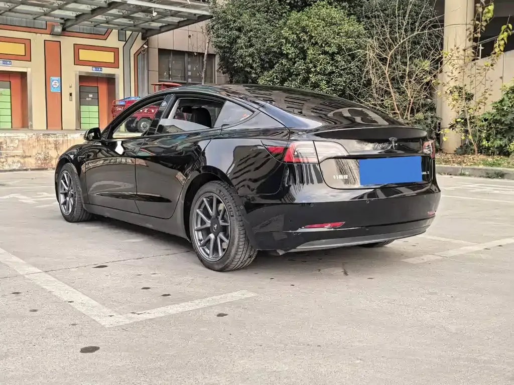 Tesla Model 3 — фото 9