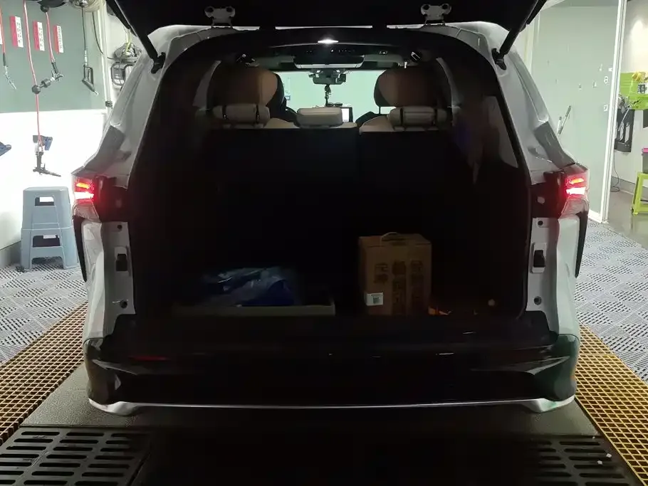 Toyota Granvia — фото 6