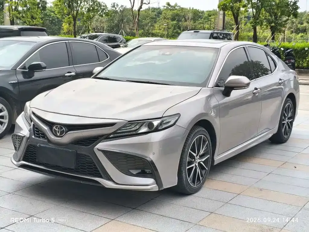 Toyota Camry — фото 1