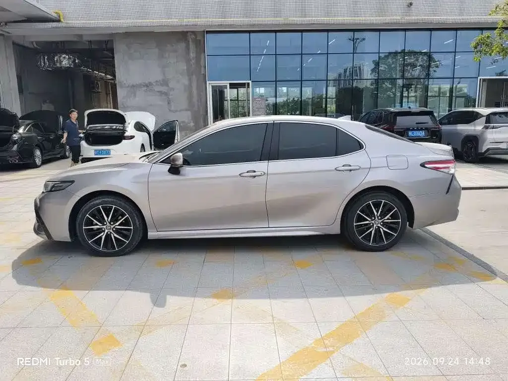 Toyota Camry — фото 4