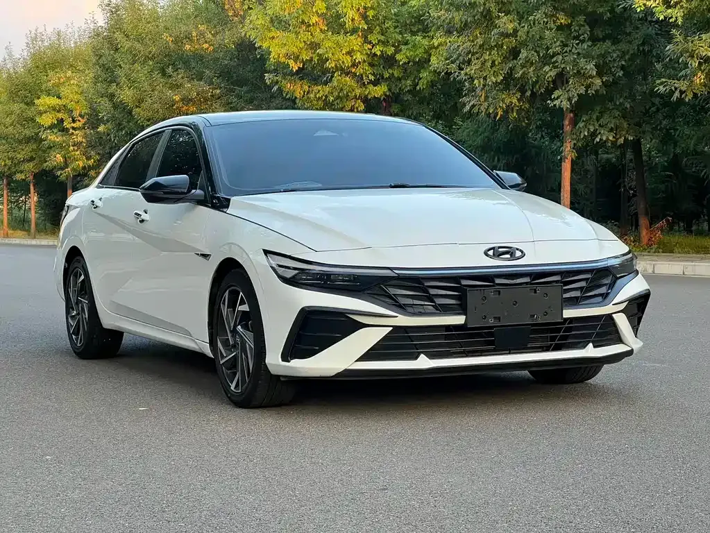 Hyundai Elantra — фото 1