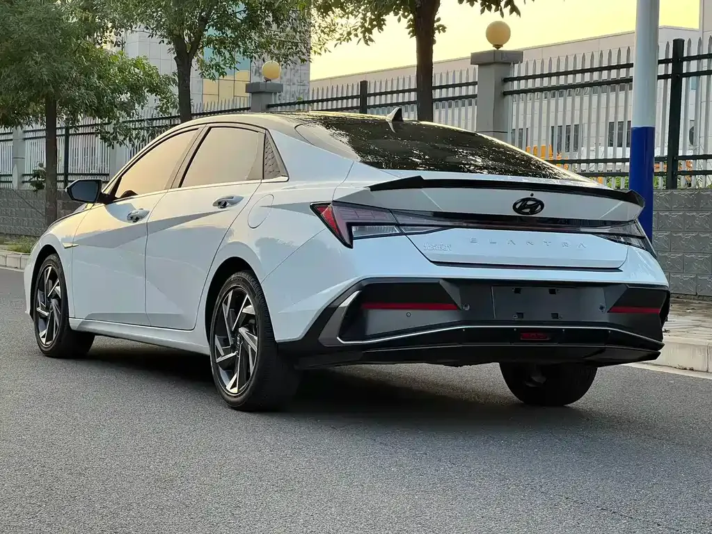 Hyundai Elantra — фото 5